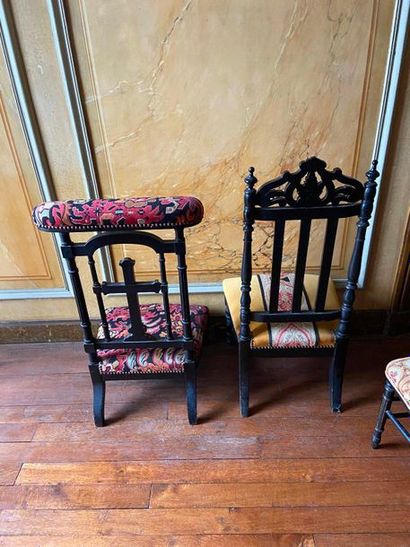 Paire de chaises en bois noirci. On y joint...