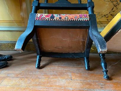 Paire de chaises en bois noirci. On y joint...