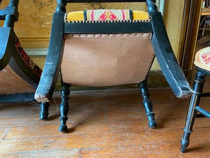 Paire de chaises en bois noirci. On y joint...