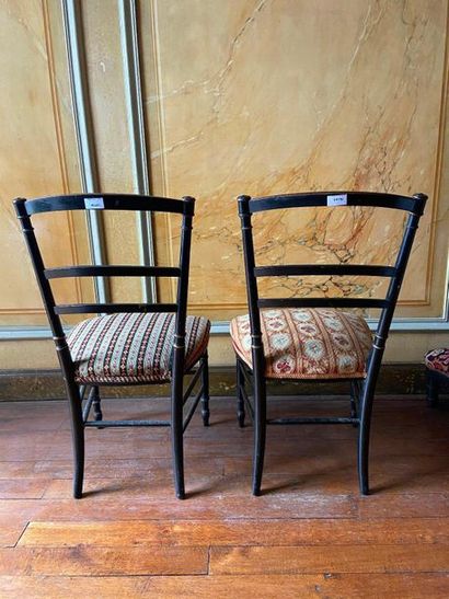 Paire de chaises en bois noirci. On y joint...