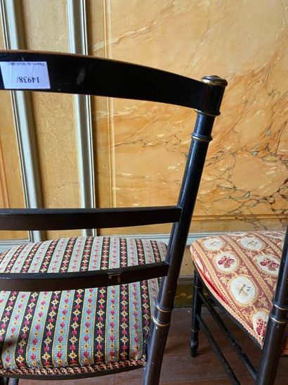 Paire de chaises en bois noirci. On y joint...