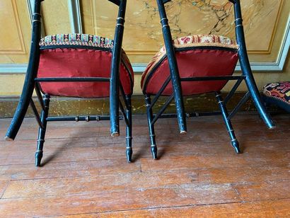 Paire de chaises en bois noirci. On y joint...