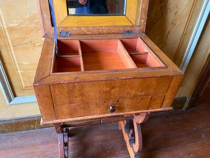 Coiffeuse en bois et placage, piètement en...