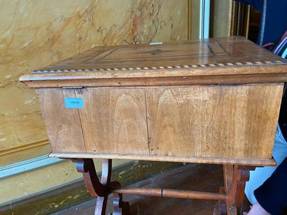 Coiffeuse en bois et placage, piètement en...