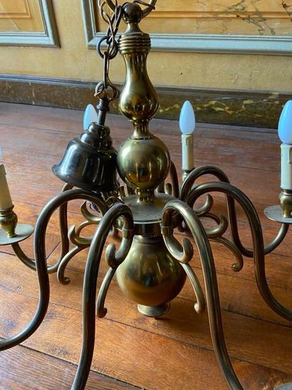 Lustre hollandais en laiton à 8 lumières

H...