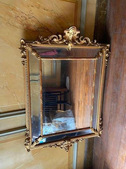 Miroir à parecloses en stuc doré à décor...