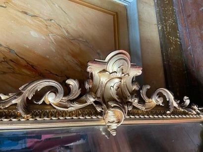 Miroir à parecloses en stuc doré à décor...