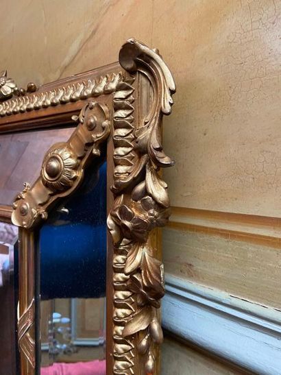 Miroir à parecloses en stuc doré à décor...