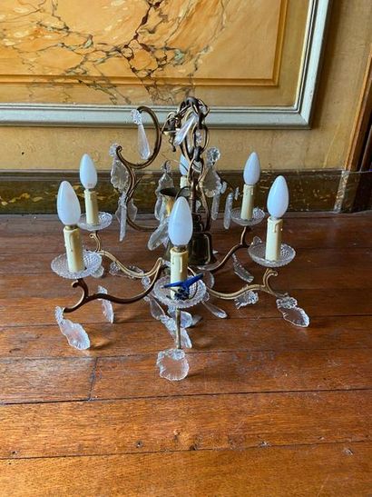 Lustre à 6 lumières à décor de pampilles

H...