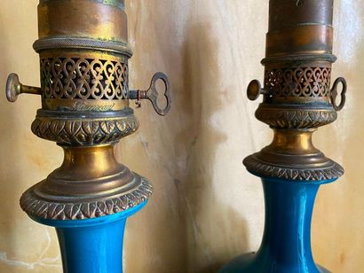 Vase en porcelaine balustre à haut col vert...