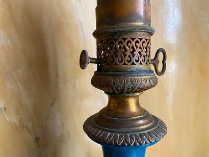 Vase en porcelaine balustre à haut col vert...