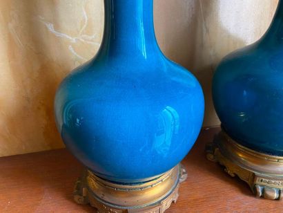 Vase en porcelaine balustre à haut col vert...