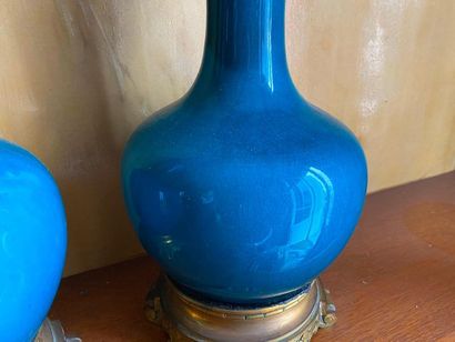 Vase en porcelaine balustre à haut col vert...