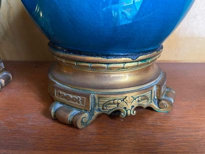 Vase en porcelaine balustre à haut col vert...