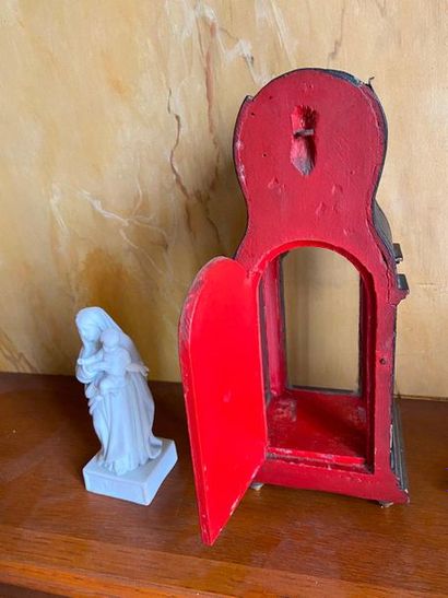 Porte-montre en bois laqué formant vitrine....