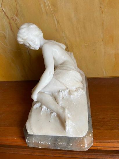 Jeune fille allongée

albâtre

Signé U. Francalonni....