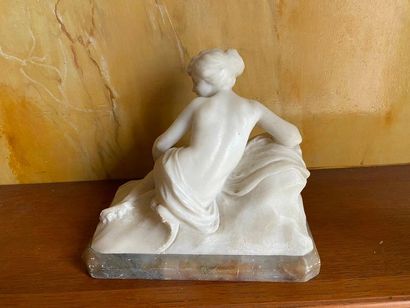 Jeune fille allongée

albâtre

Signé U. Francalonni....