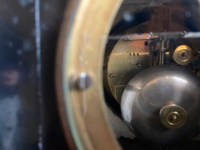 Pendule borne en marbre, cadran signé, flanqué...