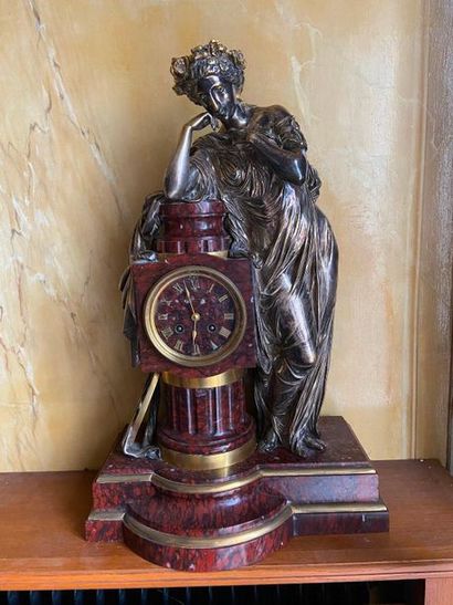 Pendule en marbre griotte et bronze argenté...