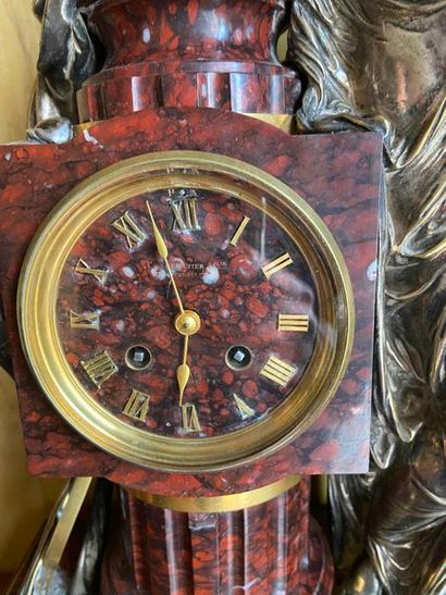 Pendule en marbre griotte et bronze argenté...