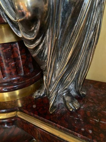 Pendule en marbre griotte et bronze argenté...