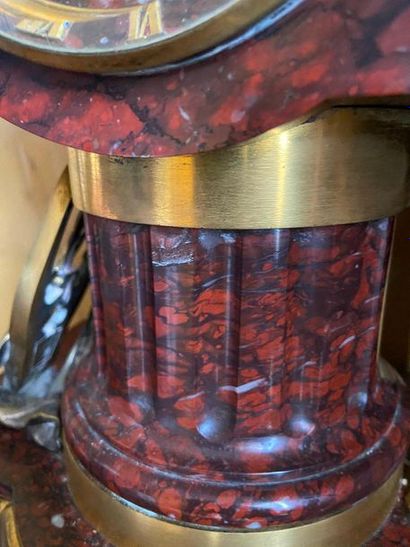 Pendule en marbre griotte et bronze argenté...