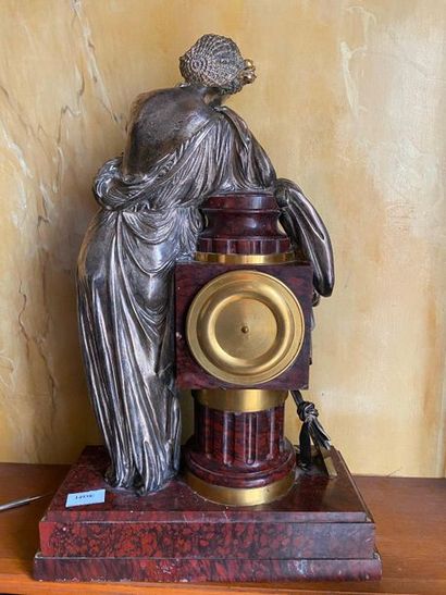 Pendule en marbre griotte et bronze argenté...