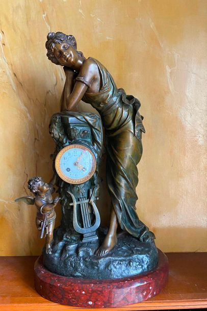 Pendule en régule, vestale et amour à la...