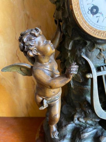Pendule en régule, vestale et amour à la...