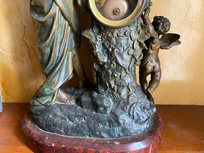 Pendule en régule, vestale et amour à la...