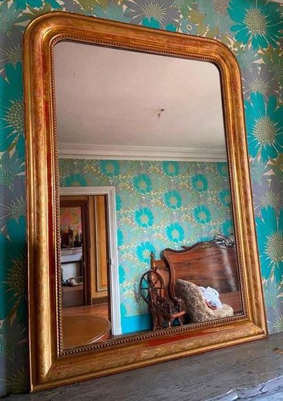 Miroir cintré en bois stuqué à décor de frise...