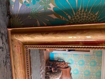 Miroir cintré en bois stuqué à décor de frise...