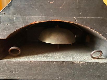 Miroir cintré en bois stuqué à décor de frise...