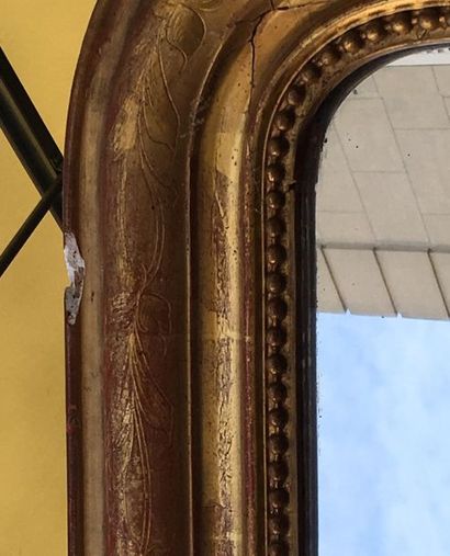 Miroir cintré en bois stuqué à décor de frise...