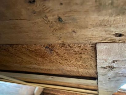Miroir en stuc et bois doré à décor de godrons,...