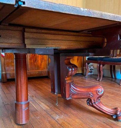Table in mahogany and mahogany veneer, claw...