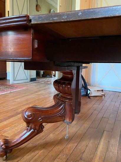Table in mahogany and mahogany veneer, claw...