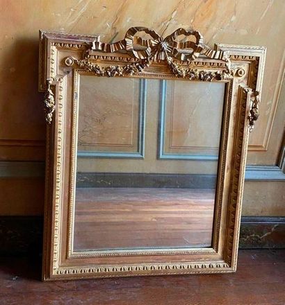 Miroir en bois stuqué doré à décor de nœud,...