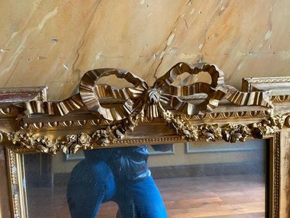 Miroir en bois stuqué doré à décor de nœud,...