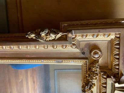 Miroir en bois stuqué doré à décor de nœud,...