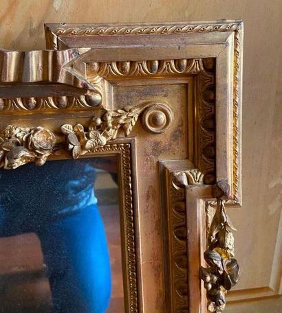 Miroir en bois stuqué doré à décor de nœud,...