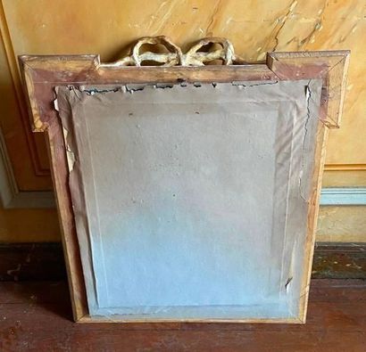 Miroir en bois stuqué doré à décor de nœud,...