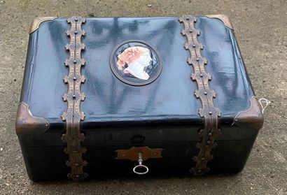 Box with an antique style profile decoration...