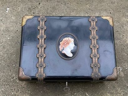 Box with an antique style profile decoration...