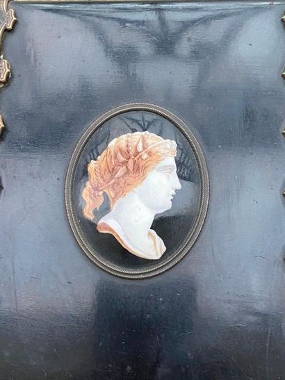 Box with an antique style profile decoration...