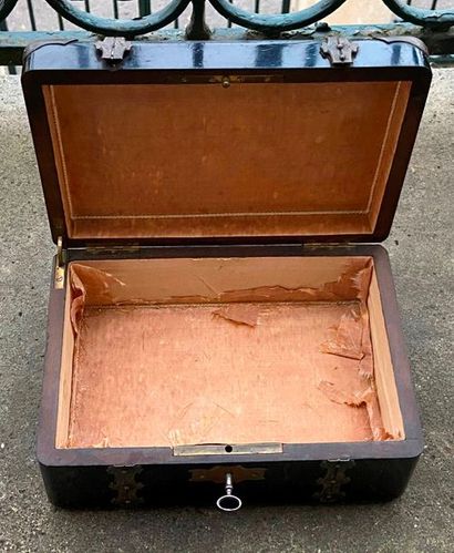 Box with an antique style profile decoration...