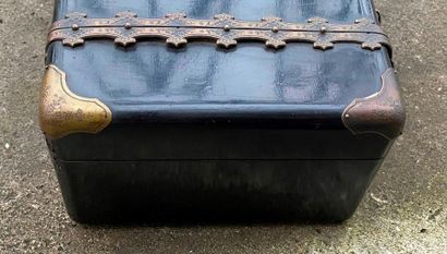 Box with an antique style profile decoration...