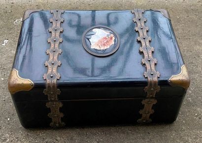 Box with an antique style profile decoration...