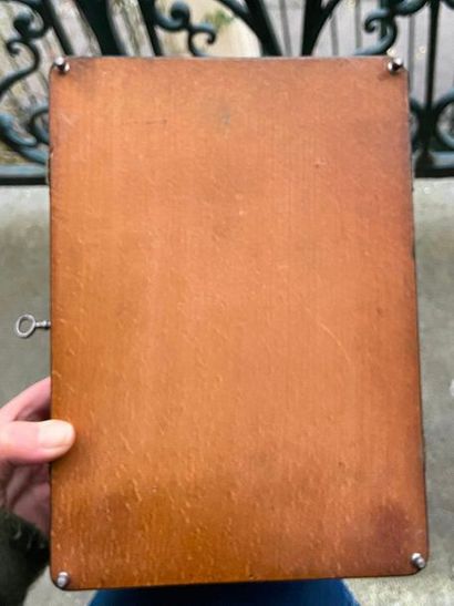 Box with an antique style profile decoration...
