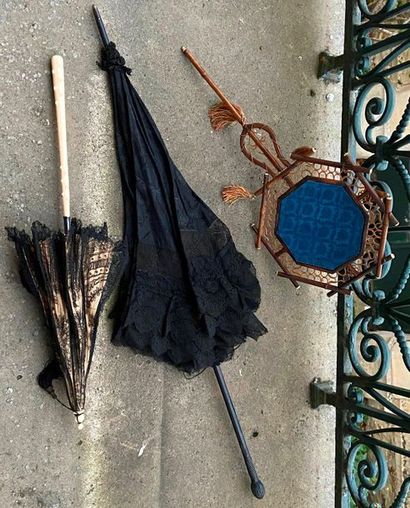 Lot including 2 black lace parasols and a...